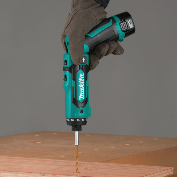 Makita DF012DSe cordless angled driver 7.2 V 1.5 Ah