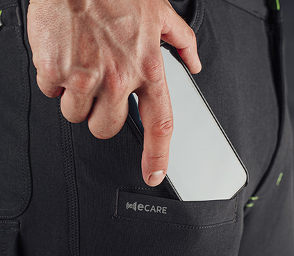 Handy wird in eine Hosentasche aus Material mit E-CARE-Technologie gesteckt