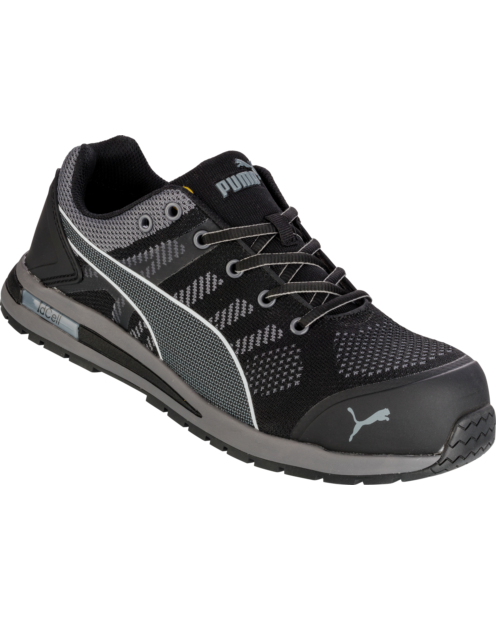 Une basket de sécurité basse S1P ESD HRO SRC Elevate Knit Black Puma noires de la marque de vêtements de travail et chaussures de sécurité Würth MODYF vue de 3 quarts face. Les détails sont visibles comme ses variétés de couleurs. La languette ainsi que l