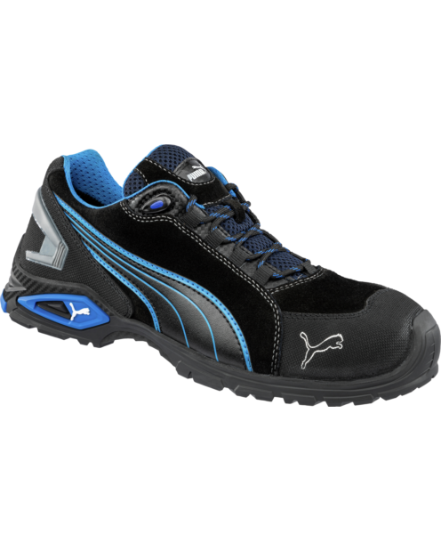 Une chaussure de sécurité basse S3L FO SR Puma Rio de couleur noire et bleue de la marque de vêtements de travail et chaussures de sécurité Würth MODYF vue de 3 quarts face. Les détails sont visibles comme ses variétés de couleurs. La languette ainsi que 