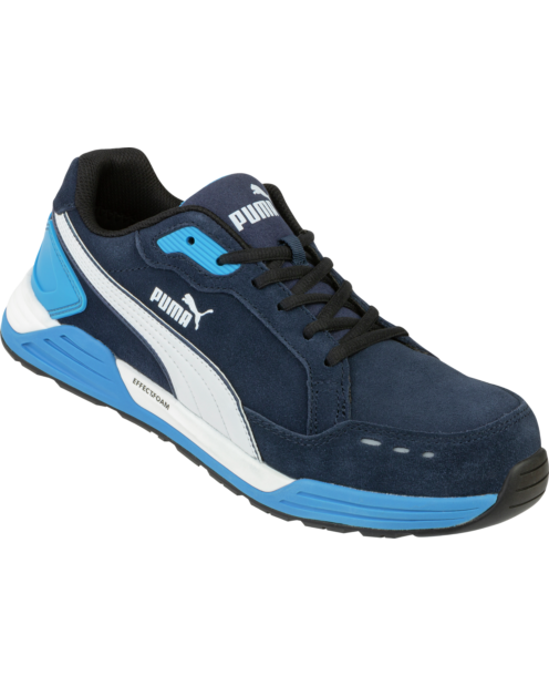 Une basket de sécurité basse S3 ESD HRO SRC Puma Airtwist de couleur bleue de la marque de vêtements de travail et chaussures de sécurité Würth MODYF vue de 3 quarts face. Les détails sont visibles comme ses variétés de couleurs. La languette ainsi que le