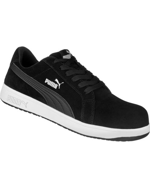 Une chaussure de sécurité basse Iconic Suede S1PL Puma noires de la marque de vêtements de travail et chaussures de sécurité Würth MODYF vue de 3 quarts face. Les détails sont visibles comme ses variétés de couleurs. La languette ainsi que les lacets sont