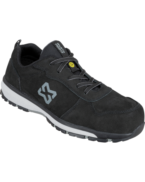 Une chaussure de sécurité basse S3 Caracas de couleur noire de la marque de vêtements de travail et chaussures de sécurité Würth MODYF vue de 3 quarts face. Les détails sont visibles comme ses variétés de couleurs. La languette ainsi que les lacets sont b