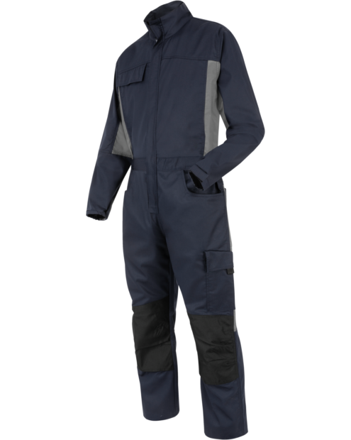 Une combinaison de travail Star CP250 de couleur bleu marine de la marque de vêtements de travail et chaussures de sécurité Würth MODYF vue de face. Les détails sont visibles, tel que son ouverture, les poches.