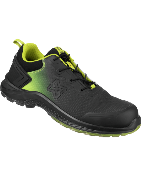 Une chaussure de sécurité basse FADE S3S ESD de couleur noire de la marque de vêtements de travail et chaussures de sécurité Würth MODYF vue de 3 quarts face. Les détails sont visibles comme ses variétés de couleurs. La languette ainsi que les lacets sont