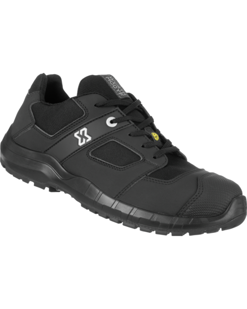 Une chaussure de sécurité basse STRETCH X S3S de couleur noire de la marque de vêtements de travail et chaussures de sécurité Würth MODYF vue de 3 quarts face. Les détails sont visibles comme ses variétés de couleurs. La languette ainsi que les lacets son