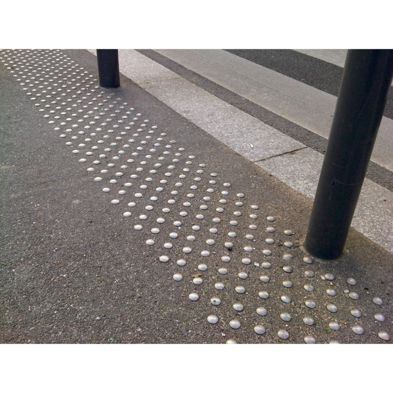 Pavés Tactiles En Inox Pour Trottoirs, Allées - Antidérapants, Sécurité Visuelle Et Piétons - Acier Inoxydable