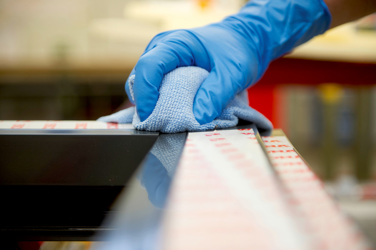 Richtig Kleben - Oberflächen vorbereiten Richtig Kleben - Oberflächen vorbereiten