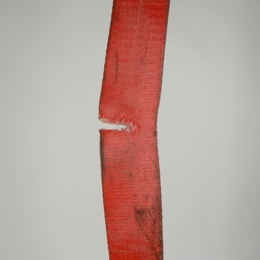 Zurrgurt, der mehr als 10 % des Gurtes eingeschrissen ist Zurrgurt, der mehr als 10 % des Gurtes eingeschrissen ist