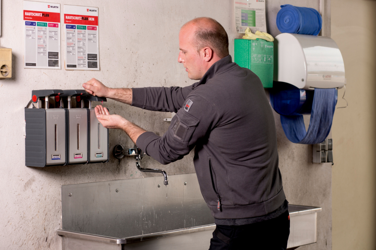 REinigungs- und Pflegeprodukte für die Werkstatt Mann beim Händewaschen