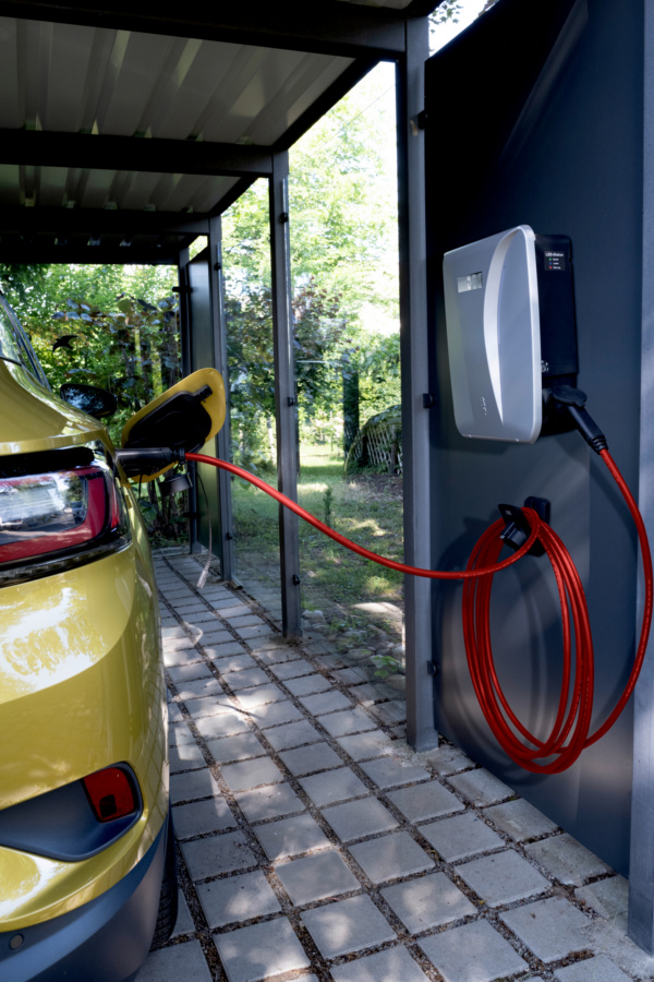 Auto an Ladestation Auto an Ladestation