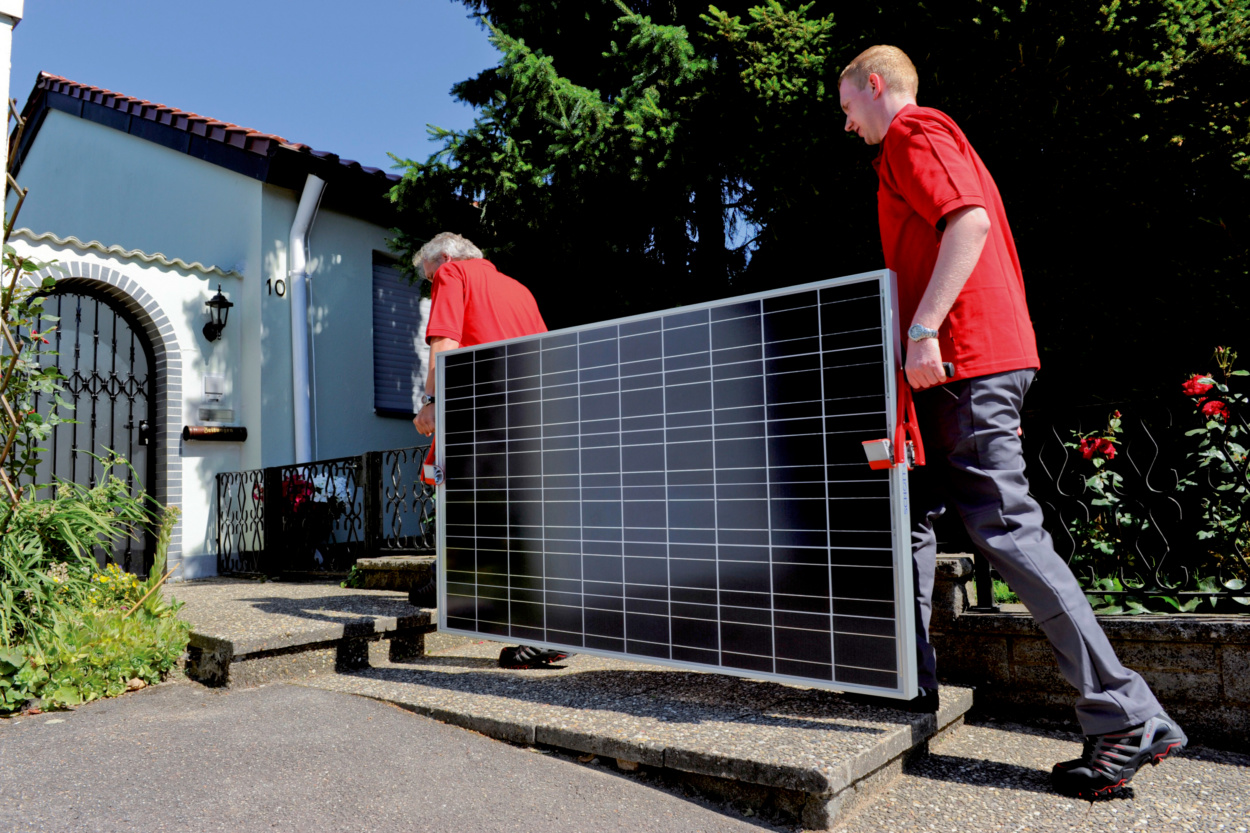 Hausfrau und Handwerker freudestrahlend Hausfrau und Handwerker freudestrahlend