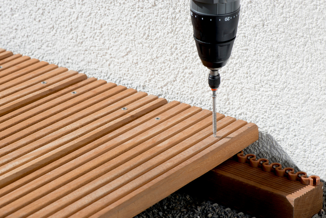 Holzterassenbau - Belag anbringen ASSY plus A2 Terrassenbauschraube in Anwendung