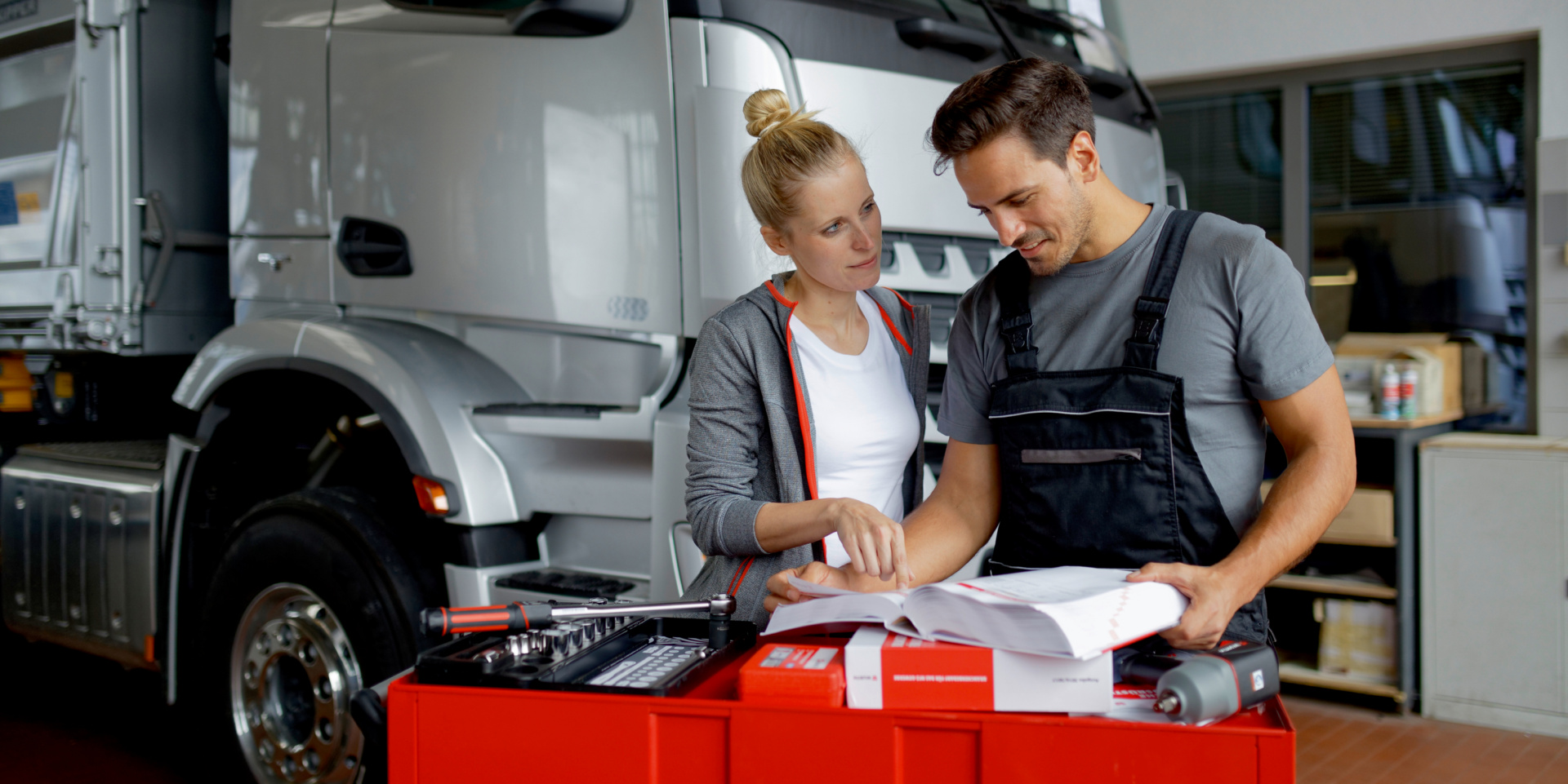 Titelbild Werkstatt-Ratgeber: Services, C-Teile und mehr – so steigern Sie Ihre Einnahmen Titelbild Werkstatt-Ratgeber: Services, C-Teile und mehr – so steigern Sie Ihre Einnahmen