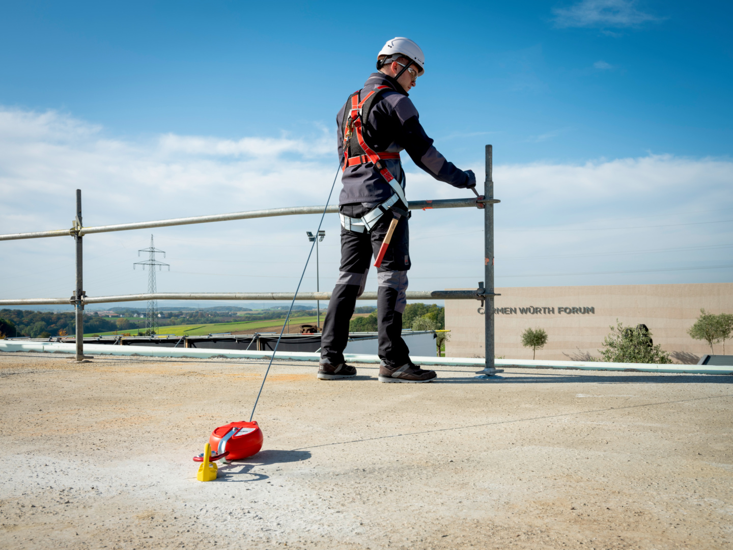 Titelbild Gut gesichert – Mit der richtigen Absturzsicherung gefährliche Unfälle vermeiden Titelbild Gut gesichert – Mit der richtigen Absturzsicherung gefährliche Unfälle vermeiden