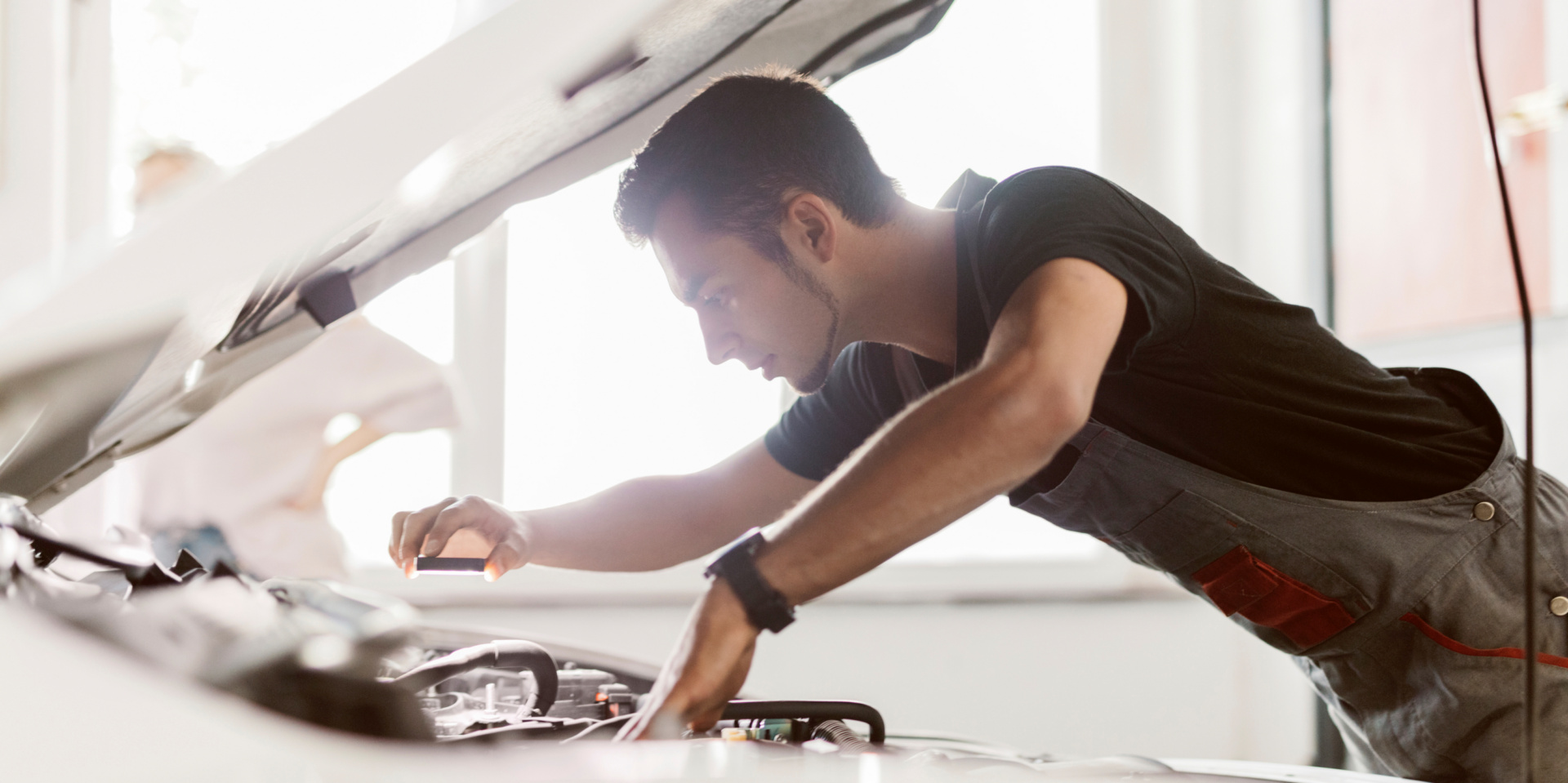 Titelbild Arbeit unter Spannung: Machen Sie Ihre Werkstatt fit für Elektro-Fahrzeuge Titelbild Arbeit unter Spannung: Machen Sie Ihre Werkstatt fit für Elektro-Fahrzeuge
