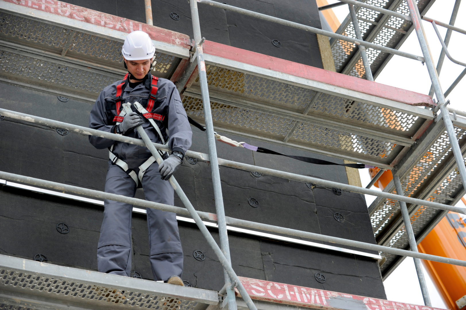 Titelbild Gut gesichert – Mit der richtigen Absturzsicherung gefährliche Unfälle vermeiden Titelbild Gut gesichert – Mit der richtigen Absturzsicherung gefährliche Unfälle vermeiden