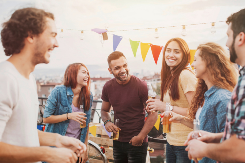 feiern-gruppe-kollegen-familie-freude-anstossen-mann-frau feiern-gruppe-kollegen-familie-freude-anstossen-mann-frau