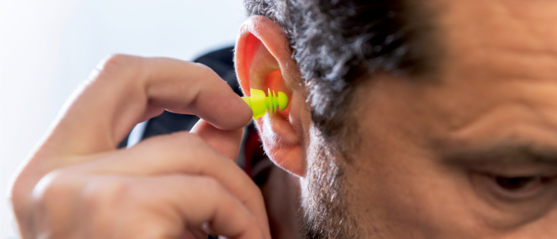 Lamellen-Gehörschutzstöpseln einführen